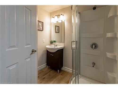 901 Lawson Road, London, ON - Indoor Photo Showing Bathroom