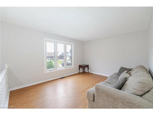 36 Poplar Crescent, Welland, ON - Indoor Photo Showing Living Room