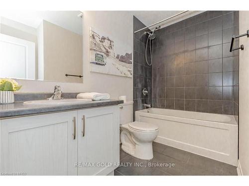 1E-155 Thomas Slee Drive, Kitchener, ON - Indoor Photo Showing Bathroom