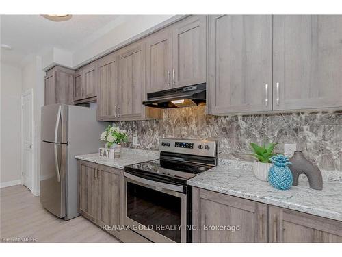 1E-155 Thomas Slee Drive, Kitchener, ON - Indoor Photo Showing Kitchen With Stainless Steel Kitchen With Upgraded Kitchen
