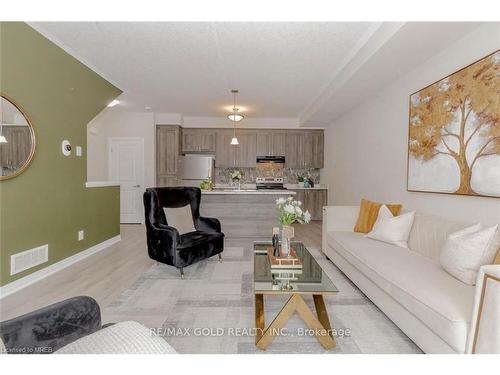 1E-155 Thomas Slee Drive, Kitchener, ON - Indoor Photo Showing Living Room