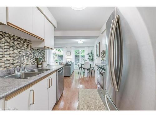 31-2088 Leanne Boulevard, Mississauga, ON - Indoor Photo Showing Kitchen With Double Sink