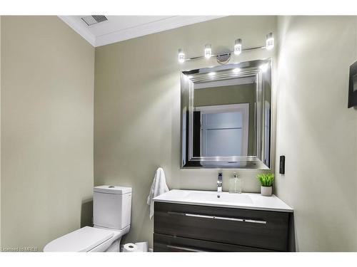 8 Warwick Road, Hamilton, ON - Indoor Photo Showing Bathroom