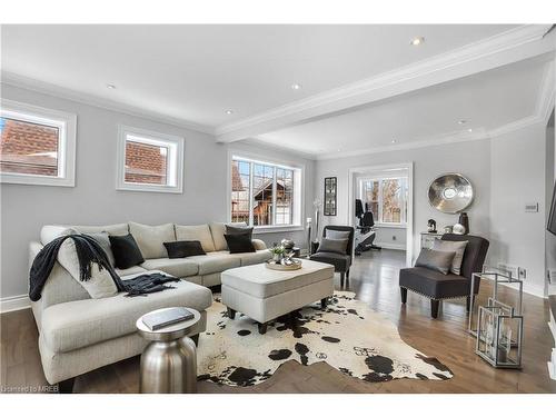 8 Warwick Road, Hamilton, ON - Indoor Photo Showing Living Room