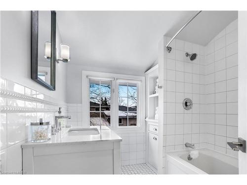 8 Warwick Road, Hamilton, ON - Indoor Photo Showing Bathroom