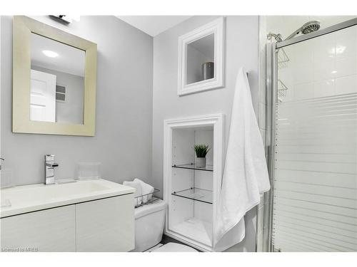 8 Warwick Road, Hamilton, ON - Indoor Photo Showing Bathroom