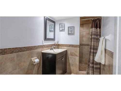 Bsmt-389 Keewatin Street, Oshawa, ON - Indoor Photo Showing Bathroom