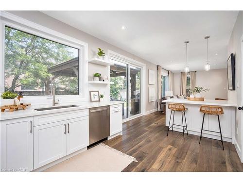 2471 Birkdale Crescent, Oakville, ON - Indoor Photo Showing Kitchen With Upgraded Kitchen