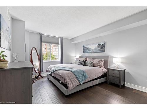 514-300 Webb Drive, Mississauga, ON - Indoor Photo Showing Bedroom