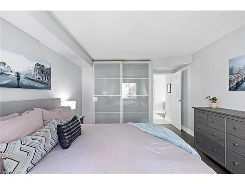 514-300 Webb Drive, Mississauga, ON - Indoor Photo Showing Bedroom