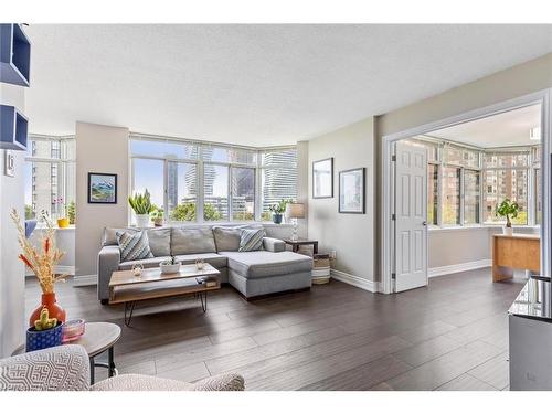 514-300 Webb Drive, Mississauga, ON - Indoor Photo Showing Living Room