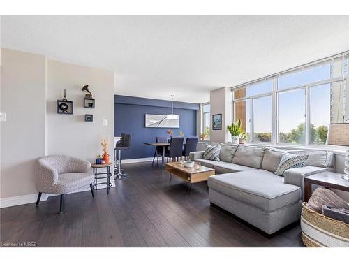 514-300 Webb Drive, Mississauga, ON - Indoor Photo Showing Living Room