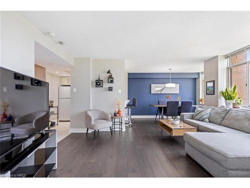 514-300 Webb Drive, Mississauga, ON - Indoor Photo Showing Living Room