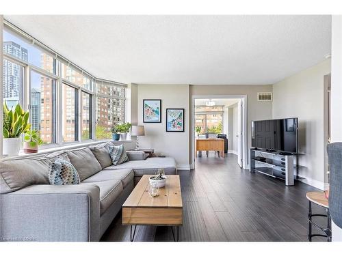 514-300 Webb Drive, Mississauga, ON - Indoor Photo Showing Living Room