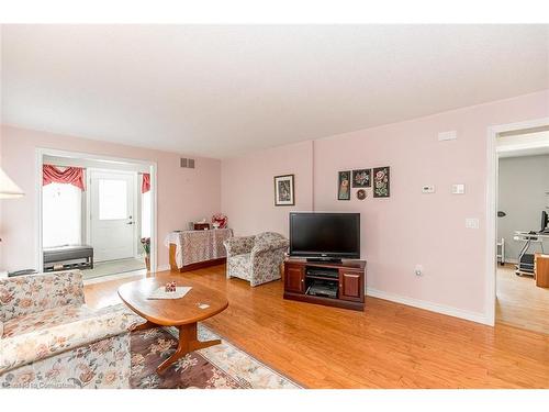 5 Pennsylvania Avenue, Wasaga Beach, ON - Indoor Photo Showing Living Room