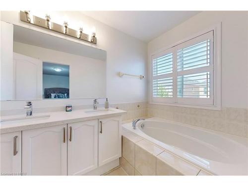 3343 Cline Street, Burlington, ON - Indoor Photo Showing Bathroom