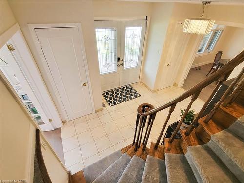 2141 Cartier Crescent, Burlington, ON - Indoor Photo Showing Living Room