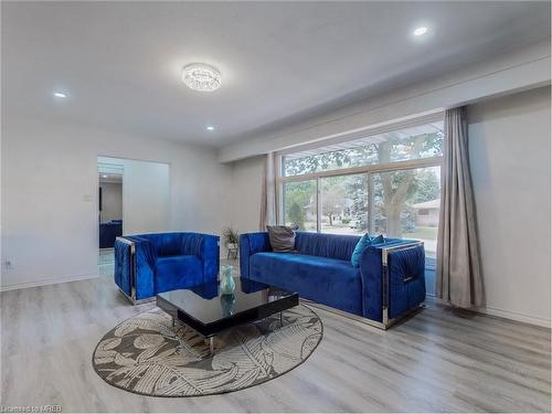 374 Book Road, Grimsby, ON - Indoor Photo Showing Living Room