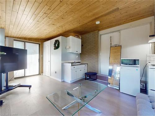 374 Book Road, Grimsby, ON - Indoor Photo Showing Laundry Room