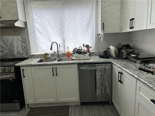 11-490 Third Street, London, ON - Indoor Photo Showing Kitchen With Double Sink