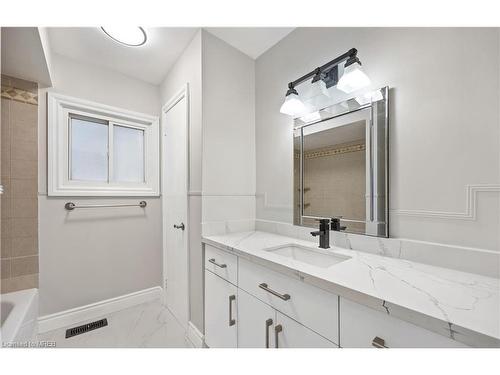 6 Ben Lomond Place, Hamilton, ON - Indoor Photo Showing Bathroom