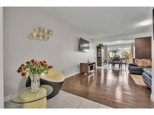 2-714 Willow Road, Guelph, ON - Indoor Photo Showing Living Room