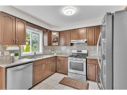 2-714 Willow Road, Guelph, ON - Indoor Photo Showing Kitchen