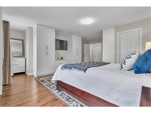 2-714 Willow Road, Guelph, ON - Indoor Photo Showing Bedroom