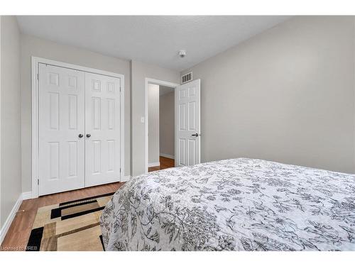 2-714 Willow Road, Guelph, ON - Indoor Photo Showing Bedroom