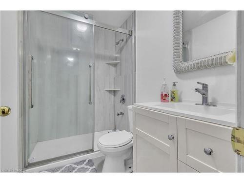 2-714 Willow Road, Guelph, ON - Indoor Photo Showing Bathroom