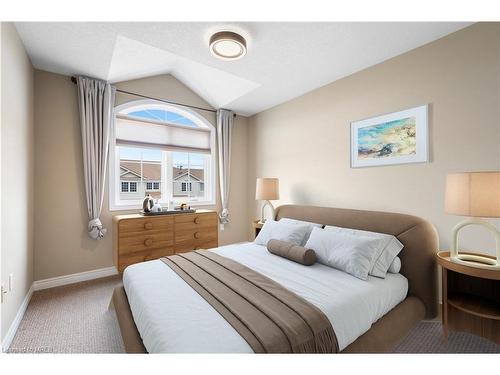32-105 Bard Boulevard Boulevard, Guelph, ON - Indoor Photo Showing Bedroom