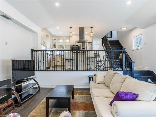 195 Tragina Avenue N, Hamilton, ON - Indoor Photo Showing Living Room