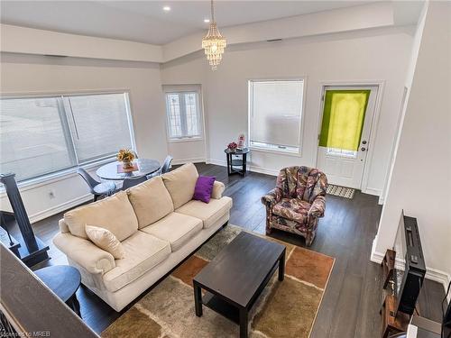 195 Tragina Avenue N, Hamilton, ON - Indoor Photo Showing Living Room