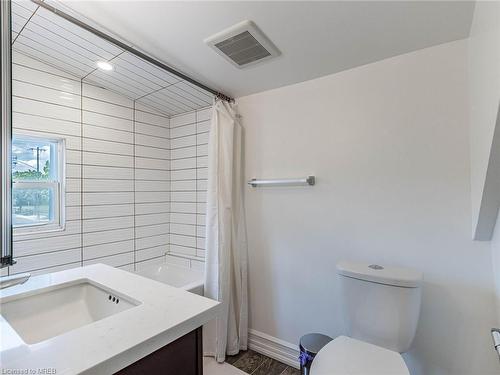 195 Tragina Avenue N, Hamilton, ON - Indoor Photo Showing Bathroom