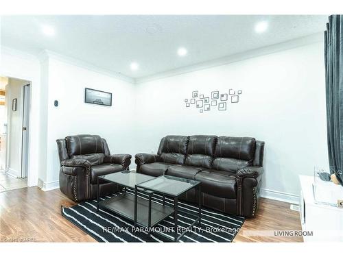 141 Mcanulty Boulevard, Hamilton, ON - Indoor Photo Showing Living Room