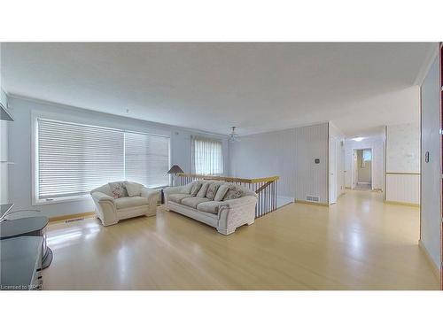 91 Fergus Avenue, Richmond Hill, ON - Indoor Photo Showing Living Room