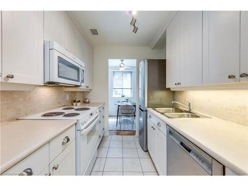 109-158 Crescent Road, Toronto, ON - Indoor Photo Showing Kitchen With Double Sink