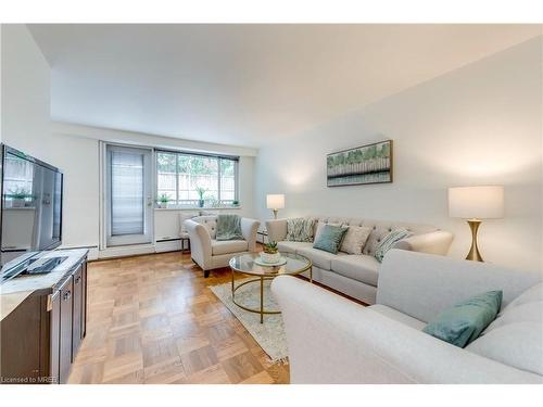 109-158 Crescent Road, Toronto, ON - Indoor Photo Showing Living Room