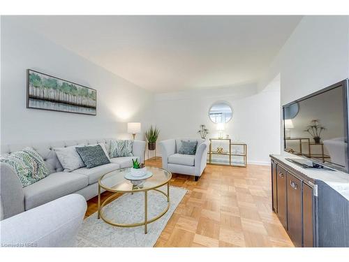 109-158 Crescent Road, Toronto, ON - Indoor Photo Showing Living Room