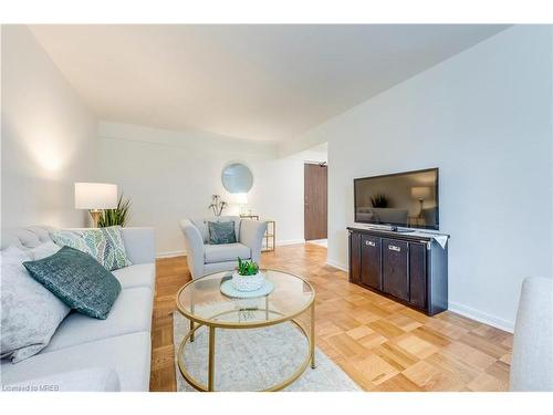 109-158 Crescent Road, Toronto, ON - Indoor Photo Showing Living Room