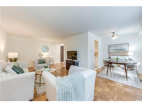 109-158 Crescent Road, Toronto, ON - Indoor Photo Showing Living Room