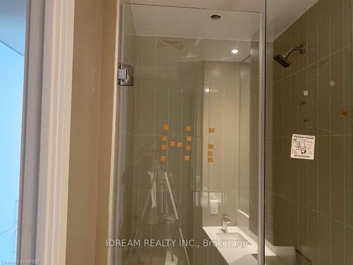 901-3883 Quartz Road, Mississauga, ON - Indoor Photo Showing Bathroom