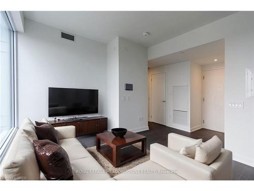 1110-28 Ann Street, Mississauga, ON - Indoor Photo Showing Living Room