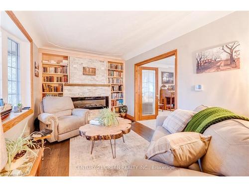 875 Safari Road, Hamilton, ON - Indoor Photo Showing Living Room