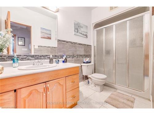 875 Safari Road, Hamilton, ON - Indoor Photo Showing Bathroom