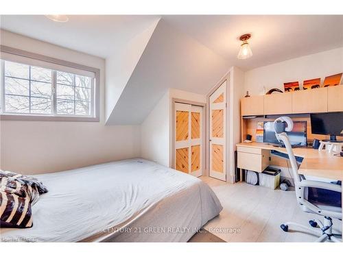 875 Safari Road, Hamilton, ON - Indoor Photo Showing Bedroom