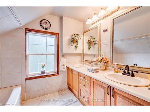 875 Safari Road, Hamilton, ON - Indoor Photo Showing Bathroom