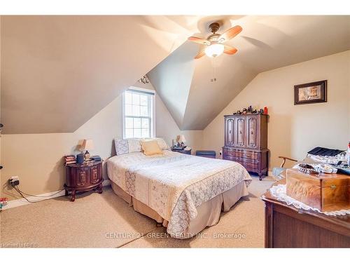 875 Safari Road, Hamilton, ON - Indoor Photo Showing Bedroom