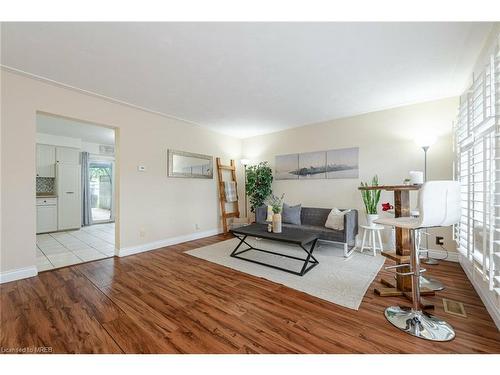 20 Flint Drive, Kitchener, ON - Indoor Photo Showing Living Room