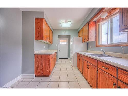 12 Crystal Court, Cambridge, ON - Indoor Photo Showing Kitchen With Double Sink